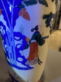 Une paire de vases de forme rouleau en porcelaine de Chine wucai, 19&egrave;me